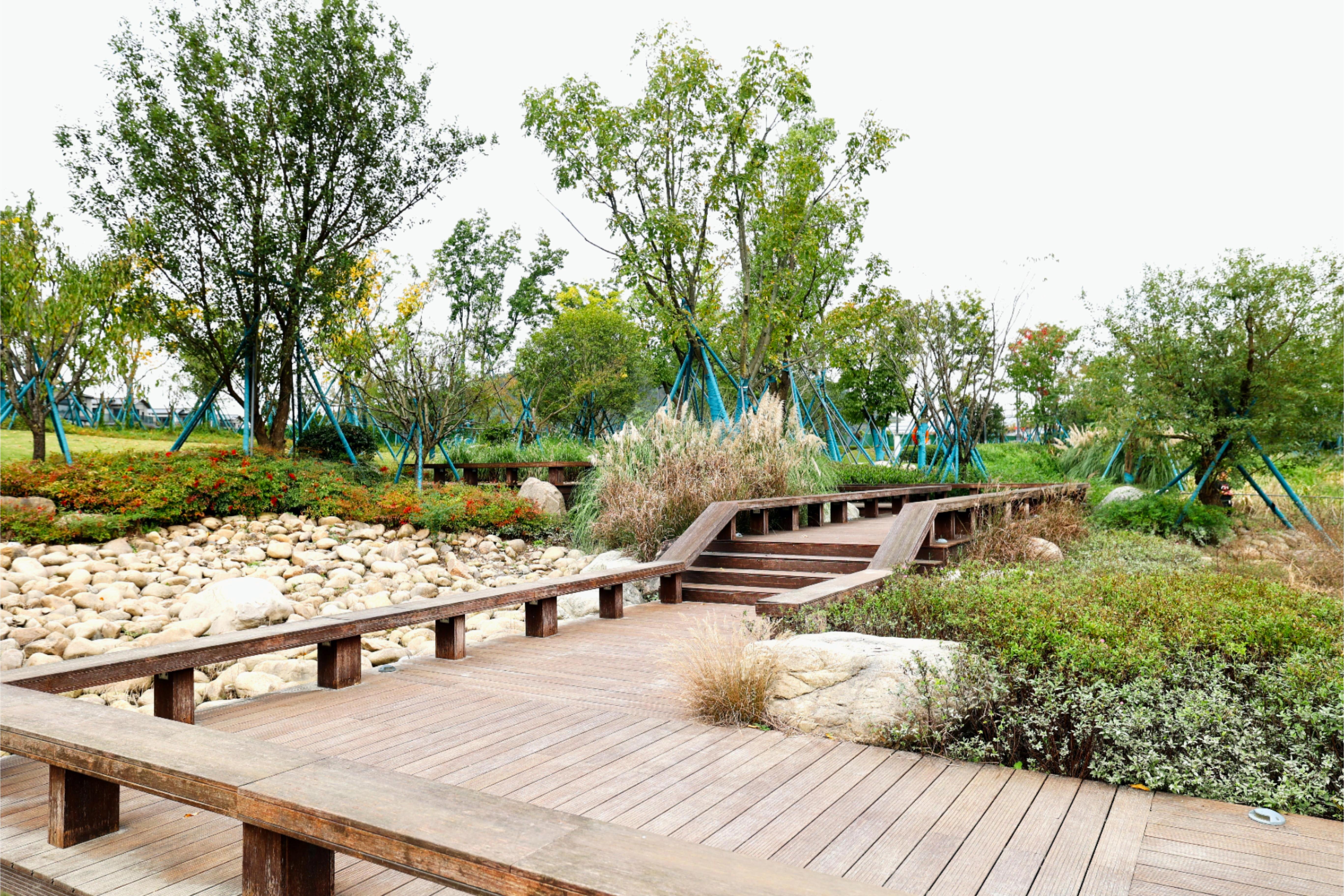 在石灘之上假設(shè)木棧道，搭配濱水植物，漫步在濱水石灘游憩步道之上，可近距離觀賞水景和特色植物。.JPG