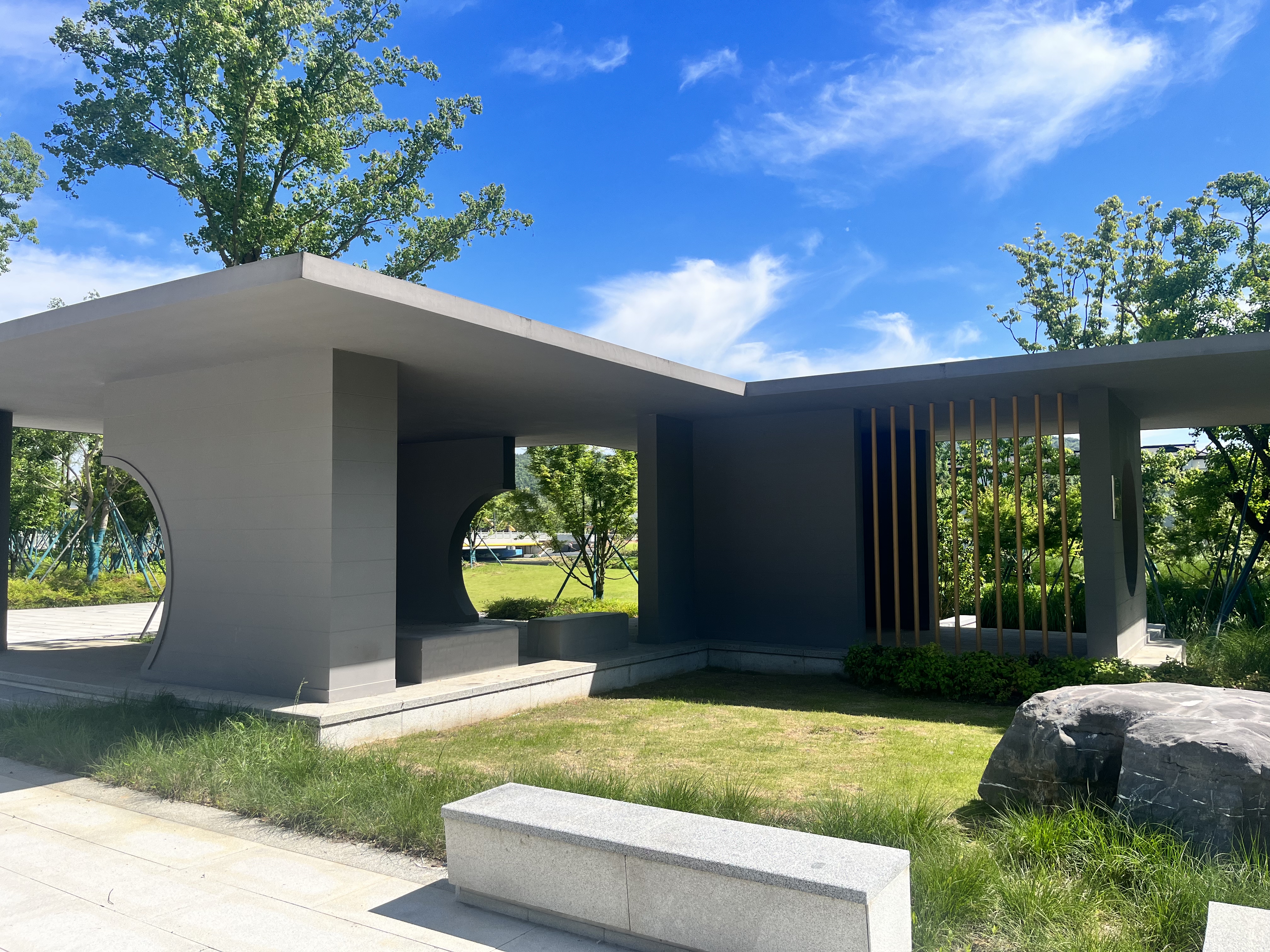 韶華亭占地面積約100m2，主體結(jié)構(gòu)為現(xiàn)澆C30鋼筋混凝土外加淺灰色仿清水混凝土外墻涂料 (2).jpg